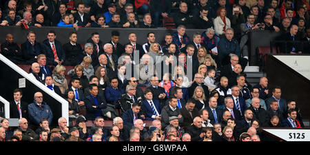 Section de la foule d'Old Trafford comprenant Ashley Young (rangée arrière à gauche), Bastian Schweinsteiger (rangée arrière à gauche), Adnan Januzaj (quatrième rangée arrière à gauche), Jamie Vardy (deuxième rangée arrière à droite) et le président de Leicester, Vichai Srivaddhanaprabha, et le vice-président Aiyawatt Saddhanaprabha (troisième rangée arrière à droite) Banque D'Images