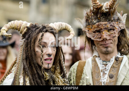 Les visages de la foule portent des cornes et du maquillage pendant les célébrations de Glastonbury Beltane dans le Somerset, où le festival traditionnellement gaélique de mai est célébré chaque année le 1er mai ou à mi-chemin entre l'équinoxe de printemps et le solstice d'été. Banque D'Images