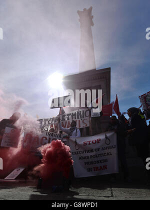 Un groupe de manifestants politiques iraniens du Parti démocratique d'Alahwaz proteste à Trafalgar Square, dans le centre de Londres, lors d'un rassemblement le jour de mai pour marquer la journée internationale en hommage aux travailleurs.