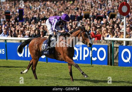 La mine de Ryan Moore remporte les enjeux de la QIPCO 1000 guinéas lors de la QIPCO 1000 Guinéas Day of the QIPCO Guinéas Festival à Newmarket Racecourse. Banque D'Images