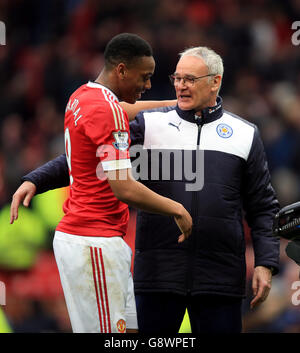 Manchester United / Leicester City - Barclays Premier League - Old Trafford.Claudio Ranieri, directeur de Leicester City, et Anthony Martial (à gauche) de Manchester United après le match Banque D'Images