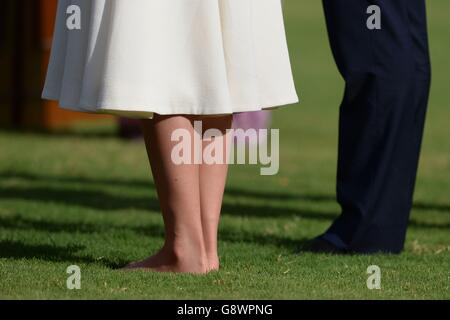 Le duc et la duchesse de Cambridge se tiennent pieds nus à travers l'herbe comme ils paient leurs respects à Gandhi Smriti à New Dehli, en Inde, l'endroit où la vie de Mahatma Gandhi a pris fin le 30 janvier 1948. Banque D'Images