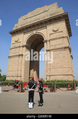 Les soldats attendent le duc et la duchesse de Cambridge à la porte de l'Inde à New Dehli, en Inde, où ils jetèrent une couronne pour honorer les soldats des régiments indiens qui ont servi pendant la première Guerre mondiale Banque D'Images