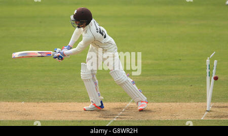 Le Brett Hutton Clean Bowls Sam Curran de Surrey, dans le tinghamshire, au cours de la deuxième journée du championnat du comté de Specsavers, match de la division un à Trent Bridge, à Nottingham. Banque D'Images