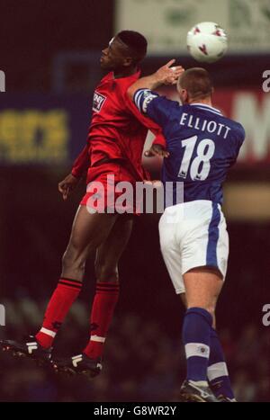 Soccer - FA Carling Premiership - Leicester City / Wimbledon.Carl Cort de Wimbledon (à gauche) saute pour le ballon avec Matt Elliott de Leicester City (à droite) Banque D'Images