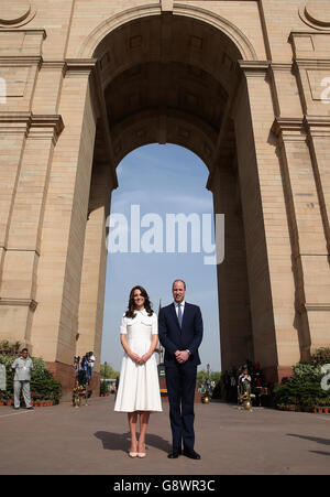 Le duc et la duchesse de Cambridge à la porte de l'Inde à New Dehli, en Inde, pour honorer les soldats des régiments indiens qui ont servi pendant la première Guerre mondiale Banque D'Images