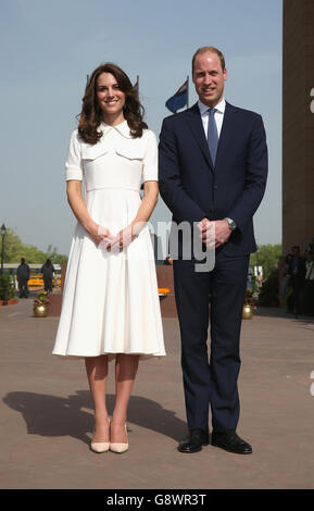 Le duc et la duchesse de Cambridge à la porte de l'Inde à New Dehli, en Inde, pour honorer les soldats des régiments indiens qui ont servi pendant la première Guerre mondiale Banque D'Images