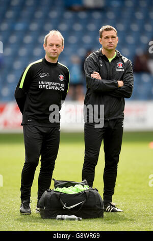 Charlton Athletic, premier entraîneur par intérim Wim de Corte et Entraîneur principal de perfectionnement professionnel intérimaire U21 Simon Clark (à droite) pendant le préchauffage Banque D'Images