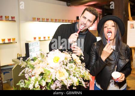 Jay Camilleri DJ et Pandora Christie présentateur de radio goûtent Haagen-Dazs Lychee Raspberry Rose au lancement de la gamme Ice creams Little Gardens Limited Edition - Haagen-Dazs Lychee Raspberry Rose et Apricot Lavender, qui sera disponible exclusivement à Liberty London pour une durée limitée seulement. Banque D'Images