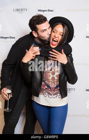 Jay Camilleri DJ et Pandora Christie présentateur de radio goûtent Haagen-Dazs Lychee Raspberry Rose au lancement de la gamme Ice creams Little Gardens Limited Edition - Haagen-Dazs Lychee Raspberry Rose et Apricot Lavender, qui sera disponible exclusivement à Liberty London pour une durée limitée seulement. Banque D'Images
