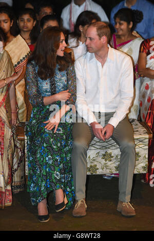 Le duc et la duchesse de Cambridge regardent des danseurs lors de la fête du Bihu au Diphlu River Lodge dans le parc national de Kaziranga, Assam, en Inde, au cours du troisième jour de la tournée royale en Inde et au Bhoutan. Banque D'Images