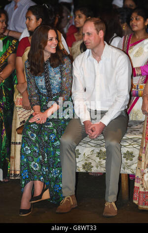 Le duc et la duchesse de Cambridge regardent des danseurs lors de la fête du Bihu au Diphlu River Lodge dans le parc national de Kaziranga, Assam, en Inde, au cours du troisième jour de la tournée royale en Inde et au Bhoutan. Banque D'Images