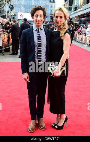 Simon Helberg et Jocelyn Towne participant à la première mondiale de Florence Foster Jenkins qui s'est tenue à Odeon Leicester Square, Londres.APPUYEZ SUR ASSOCIATION photo.Date de la photo: Mardi 12 avril 2016.Voir l'histoire de PA SHOWBIZ Streep.Le crédit photo devrait se lire comme suit : Ian West/PA Wire Banque D'Images