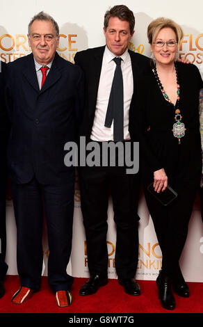 (De gauche à droite) Directeur Stephen Frears, Hugh Grant et Meryl Steep assistant à la première mondiale Florence Foster Jenkins tenue à Odeon Leicester Square, Londres. APPUYEZ SUR ASSOCIATION photo. Date de la photo: Mardi 12 avril 2016. Voir l'histoire de PA SHOWBIZ Streep. Le crédit photo devrait se lire comme suit : Ian West/PA Wire Banque D'Images