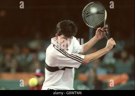 Tennis - ATP Tour Championship - Hanovre, Allemagne - Tim Henman v Yevgeny Kafelnikov Banque D'Images