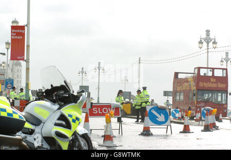 Une forte présence policière est visible le jour d'ouverture de la Conférence du Parti travailliste à Brighton, dans l'est du Sussex, le dimanche 25 septembre 2005. APPUYEZ SUR ASSOCIATION PHOTO. Le crédit photo devrait se lire: Johnny Green/PA Banque D'Images