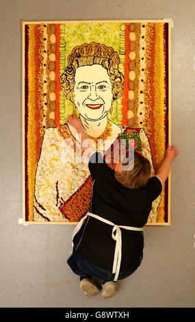 Un portrait de la reine Elizabeth II, créé par l'artiste alimentaire prudence Staite à l'aide des ingrédients du bar à salades de Harvester pour célébrer le 90e anniversaire du monarque. Banque D'Images
