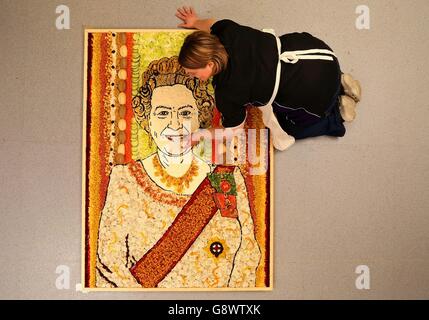 Un portrait de la reine Elizabeth II, créé par l'artiste alimentaire prudence Staite à l'aide des ingrédients du bar à salades de Harvester pour célébrer le 90e anniversaire du monarque. Banque D'Images