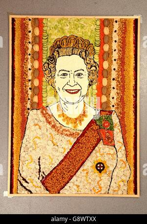 Un portrait de la reine Elizabeth II, créé par l'artiste alimentaire prudence Staite à l'aide des ingrédients du bar à salades de Harvester pour célébrer le 90e anniversaire du monarque. Banque D'Images