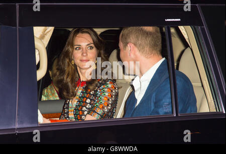 Le duc et la duchesse de Cambridge quittent l'hôtel Taj Tashi, à Thimphu, au Bhoutan, pour assister à un dîner avec le roi Jigme Khesar Namgyel Wangchuck et la reine Jetsun Pema le cinquième jour de la tournée royale en Inde et au Bhoutan. Banque D'Images