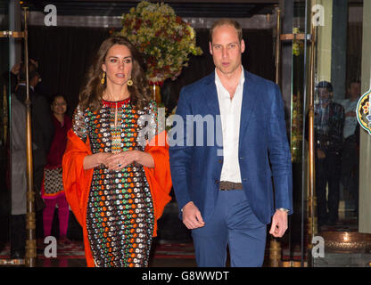 Le duc et la duchesse de Cambridge quittent l'hôtel Taj Tashi, à Thimphu, au Bhoutan, pour assister à un dîner avec le roi Jigme Khesar Namgyel Wangchuck et la reine Jetsun Pema le cinquième jour de la tournée royale en Inde et au Bhoutan. Banque D'Images