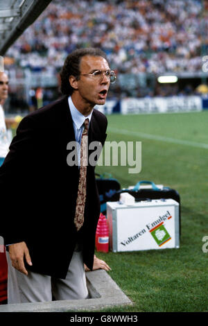 Football - coupe du monde Italia 1990 - deuxième tour - Allemagne de l'Ouest / Hollande - Stadio Giuseppe Meazza.L'entraîneur de l'Allemagne de l'Ouest Franz Beckenbauer regarde attentivement pendant que son équipe marque son deuxième but Banque D'Images