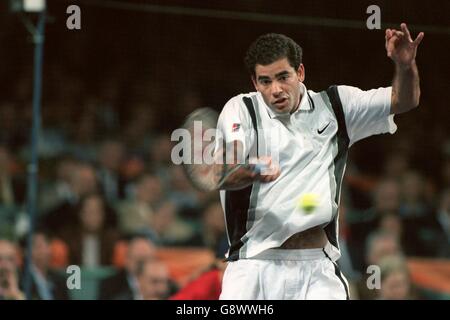 Tennis - ATP Tour Championship - Hanovre, Allemagne - Pete Sampras v Yevgeny Kafelnikov. Pete Sampras joue un retour à l'avant-main Banque D'Images