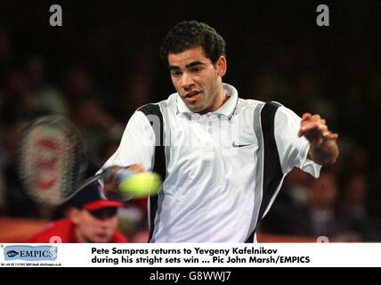 Tennis - ATP Tour Championship - Hanovre, Allemagne - Pete Sampras v Yevgeny Kafelnikov. Pete Sampras joue un retour à l'avant-main Banque D'Images