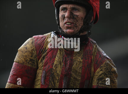 Le jockey Paddy Brennan couvert de boue après avoir surpassé Miss Maiden dans la course de chasse à plat standard ouverte de Spreadex Sports and Financial Betting Mares lors de la deuxième journée de la rencontre d'avril à l'hippodrome de Cheltenham. APPUYEZ SUR ASSOCIATION photo. Date de la photo : jeudi 14 avril 2016. Voir PA Story RACING Cheltenham. Le crédit photo devrait se lire comme suit : Nick Potts/PA Wire Banque D'Images