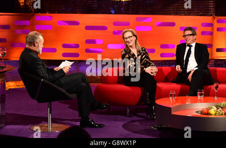 (De gauche à droite) Graham Norton, Meryl Streep et Hugh Grant pendant le tournage du Graham Norton Show aux London Studios à Londres, qui sera diffusé demain sur BBC1. Banque D'Images