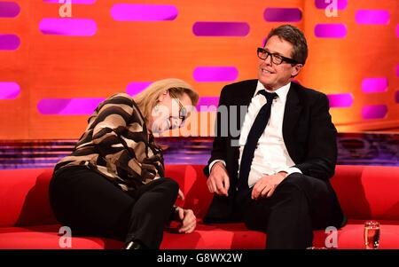 Meryl Streep (à gauche) et Hugh Grant pendant le tournage du Graham Norton Show aux London Studios à Londres, qui sera diffusé demain sur BBC1. Banque D'Images