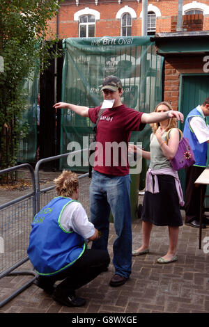 Cricket - les cendres - npower Fifth Test - Angleterre v Australie - The Brit Oval.Les fans de l'Angleterre passent par des contrôles de sécurité Banque D'Images