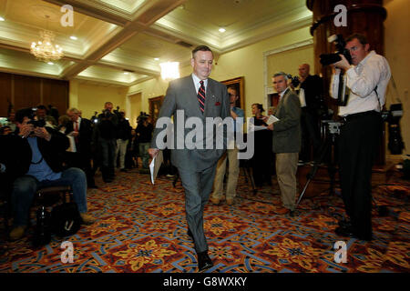 Le général John de Chastelain, chef de la Commission internationale de désaffectation, à l'hôtel Culloden de Belfast, le lundi 26 septembre 2005, où il a déclaré que l'IRA avait désaffecté toutes les armes censées être en sa possession Voir PA Story ULSTER Politics. APPUYEZ SUR ASSOCIATION photo. Le crédit photo devrait se lire comme suit : Cathal McNaughton/PA. Banque D'Images