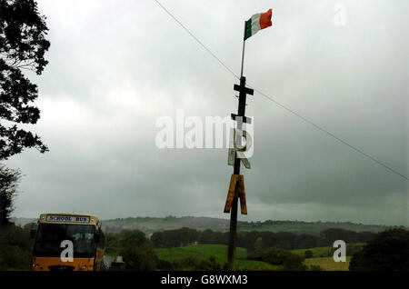 Toujours dominant la ligne d'horizon dans le sud de l'Armagh, la grande IRA signe aujourd'hui, lundi 26 2005 septembre.Le général John de Chastelain, chef de la Commission internationale de désaffectation, prenant la parole à l'hôtel Culloden de Belfast, a déclaré que l'IRA a désaffecté toutes les armes censées être en sa possession Voir l'histoire de PA ULSTER Politics.APPUYEZ SUR ASSOCIATION photo.Le crédit photo devrait indiquer : John Giles/PA Banque D'Images