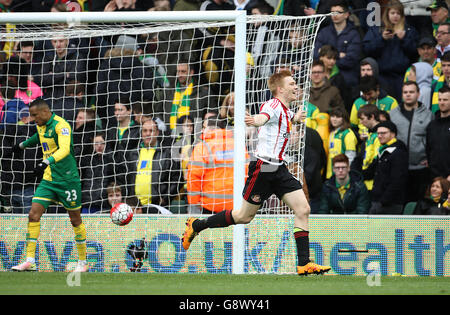 Duncan Watmore, de Sunderland, célèbre le troisième but de son camp lors du match de la Barclays Premier League à Carrow Road, Norwich. Banque D'Images