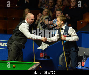 Ali carter (à gauche) et Stuart Bingham se bousculer après la séance d'ouverture de leur premier match rond-point, au cours du premier jour des Championnats du monde de Betfred Snooker au Crucible Theatre, à Sheffield. Banque D'Images