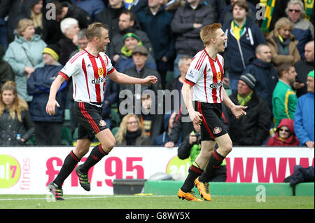 Duncan Watmore, de Sunderland (à droite), célèbre après avoir marquant le troisième but de son camp lors du match de la Barclays Premier League à Carrow Road, Norwich. Banque D'Images