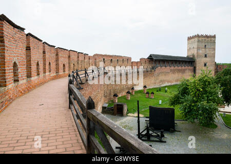 La défense et la tour du mur d'un château médiéval de Lubart à Loutsk, Ukriane Banque D'Images