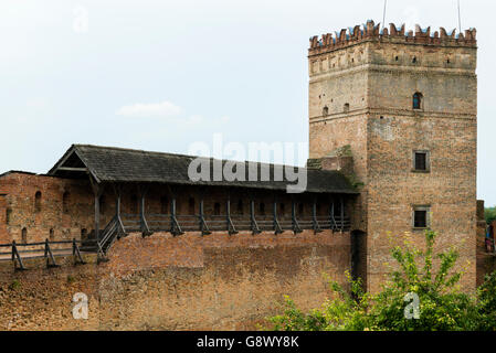 La défense et la tour du mur d'un château médiéval de Lubart à Loutsk, Ukriane Banque D'Images