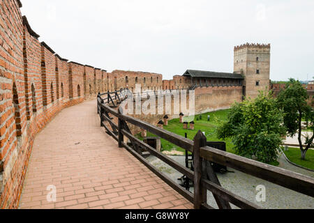 La défense et la tour du mur d'un château médiéval de Lubart à Loutsk, Ukriane Banque D'Images