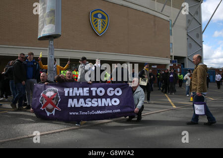 Leeds United v Reading - Sky Bet Championship - Elland Road.Les fans de Leeds United protestent contre l'administration actuelle de l'équipe avant le lancement Banque D'Images