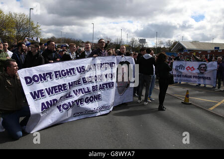 Leeds United v Reading - Sky Bet Championship - Elland Road.Les fans de Leeds United protestent contre l'administration actuelle de l'équipe avant le lancement Banque D'Images