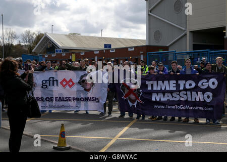 Les fans de Leeds United protestent contre l'administration actuelle au sein de l'équipe avant le lancement Banque D'Images