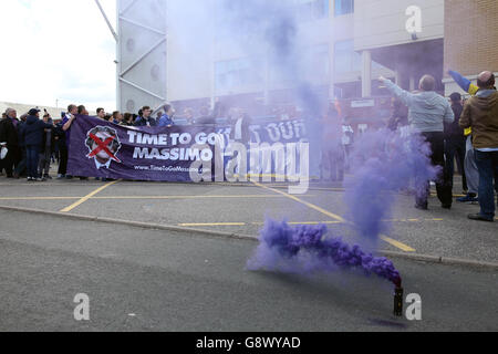 Leeds United v Reading - Sky Bet Championship - Elland Road.Les fans de Leeds United protestent contre l'administration actuelle de l'équipe avant le lancement Banque D'Images