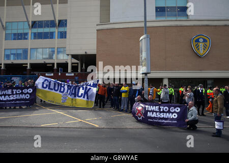 Leeds United v Reading - Sky Bet Championship - Elland Road.Les fans de Leeds United protestent contre l'administration actuelle de l'équipe avant le lancement Banque D'Images