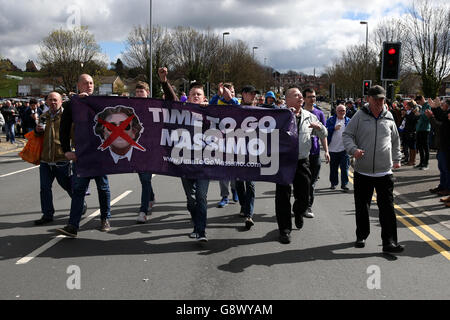 Les fans de Leeds United protestent contre l'administration actuelle au sein de l'équipe avant le lancement Banque D'Images