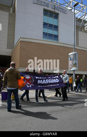 Leeds United v Reading - Sky Bet Championship - Elland Road.Les fans de Leeds United protestent contre l'administration actuelle de l'équipe avant le lancement Banque D'Images