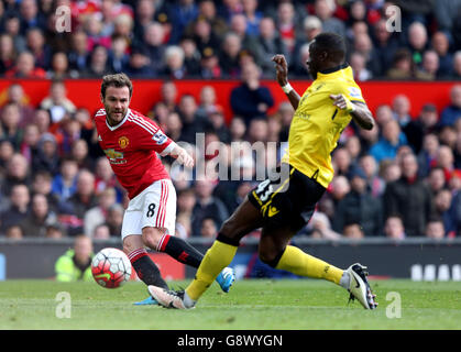 Juan Mata (à gauche) de Manchester United et Aly Cissokho d'Aston Villa se battent pour le ballon lors du match de la Barclays Premier League à Old Trafford, Manchester. Banque D'Images