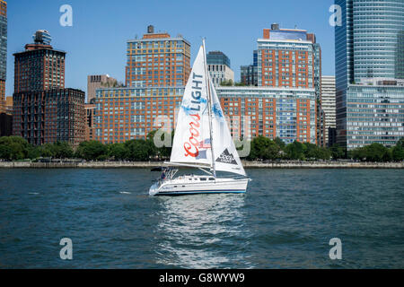 Un voilier sponsorisé par la bière Coors Light en régate sur la rivière Hudson à New York, le samedi, 25 juin, 2016. (© Richard B. Levine) Banque D'Images