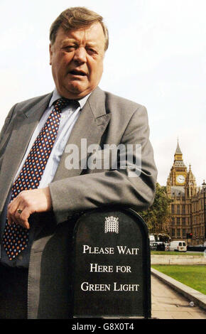 Ken Clarke, député à la direction du Parti conservateur, s'appuie sur un panneau à Westminster, dans le centre de Londres, le mardi 27 septembre 2005.La candidature à la direction de Ken Clarke a reçu aujourd'hui le soutien public de 30 candidats conservateurs battus aux dernières élections, qui ont déclaré que l'ancien chancelier inspirerait la confiance et la confiance d'une manière que personne d'autre ne pourrait. Banque D'Images